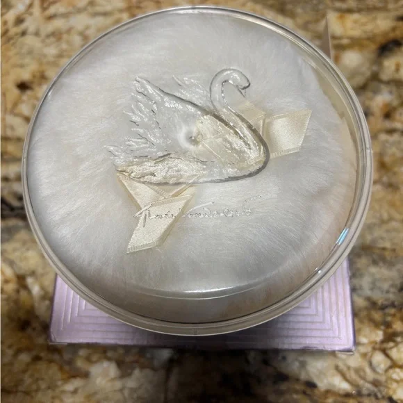 Gloria Vanderbilt Body Powder